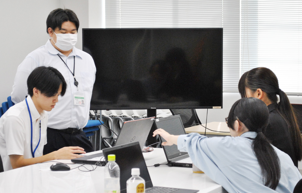 分からないところを質問している様子