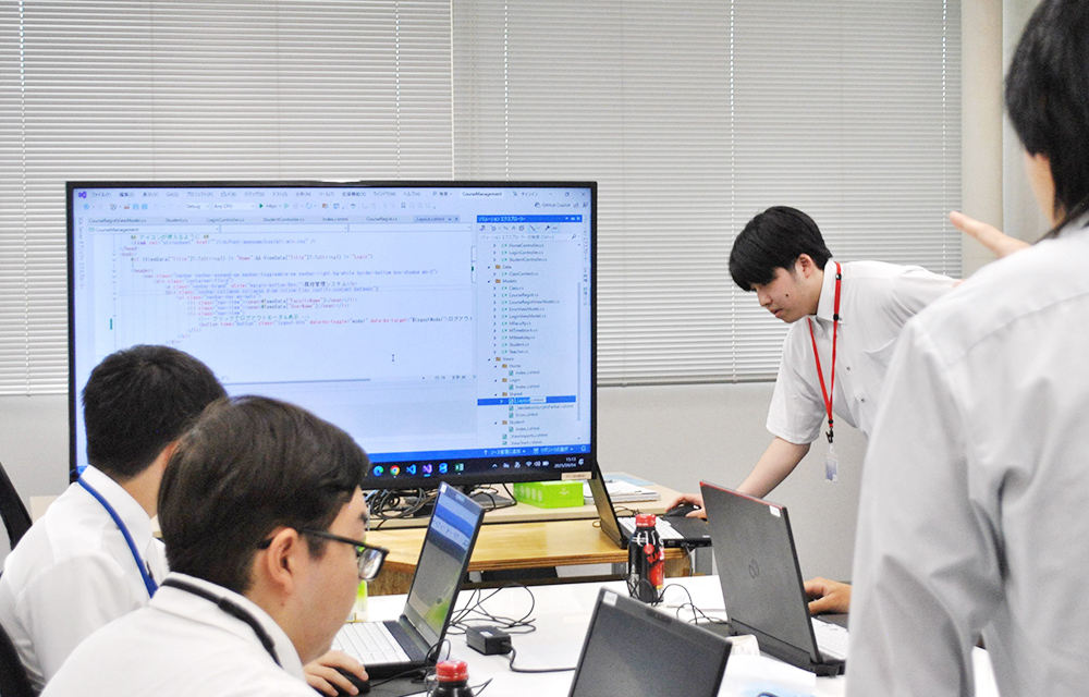 中間報告のコードレビューの様子