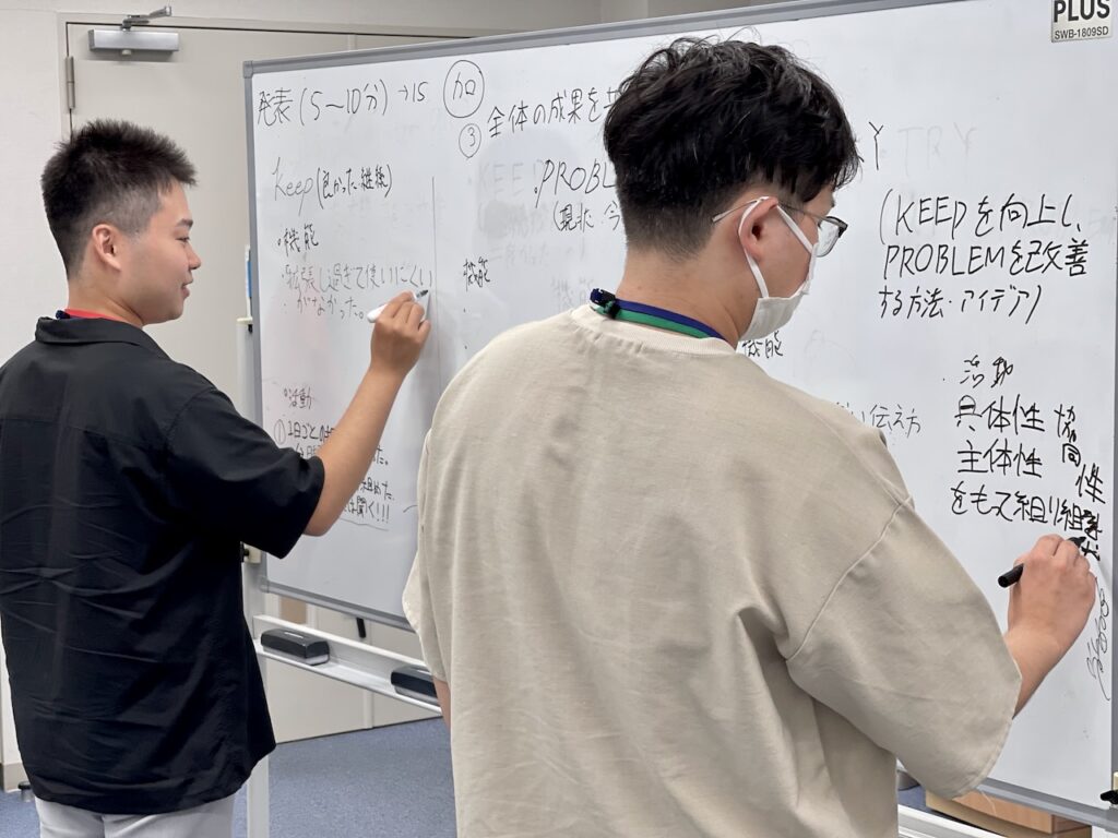 ホワイトボードを使って発表会の資料作成を進めていく様子